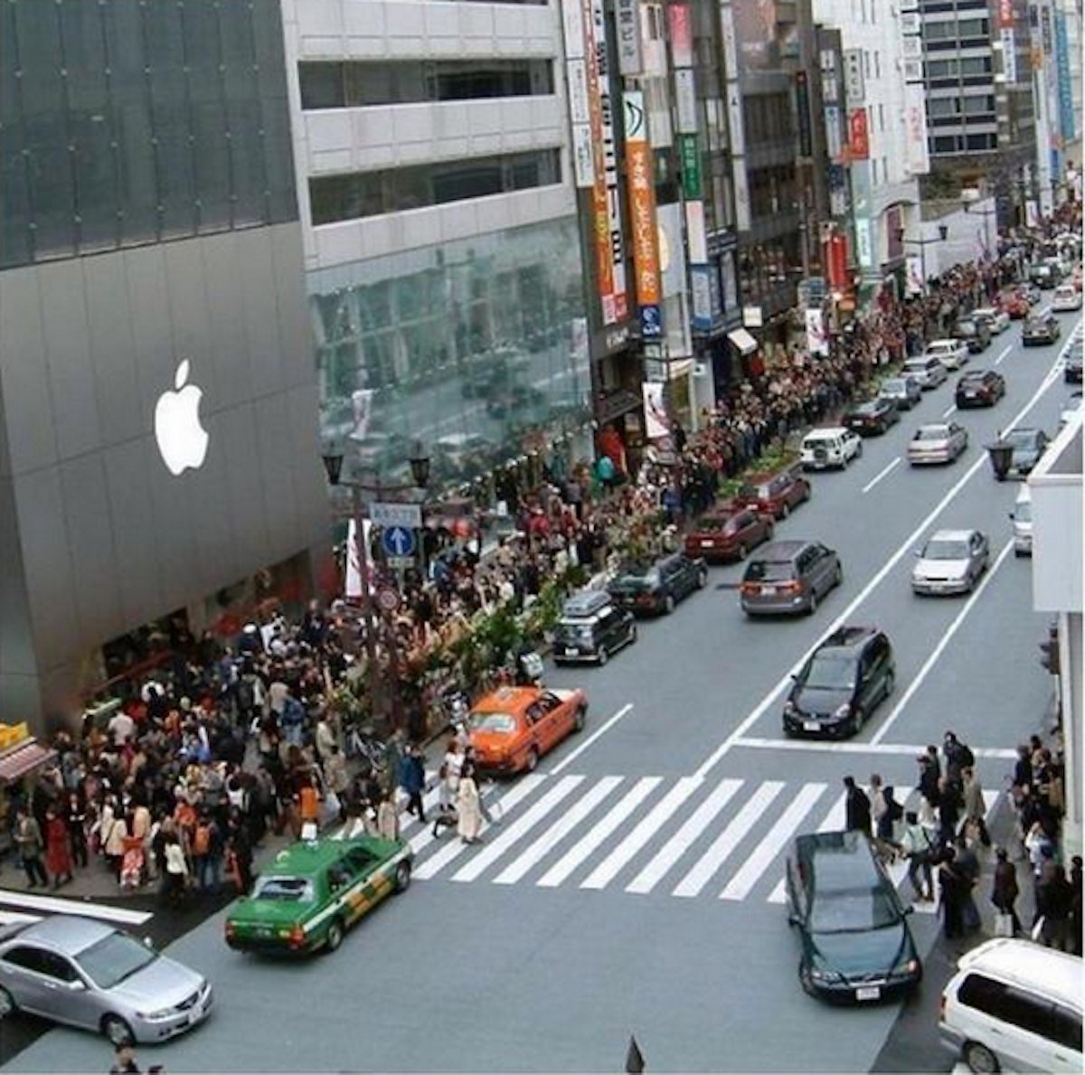 بالصور .. الآلاف من عشاق أبل يزدحمون أمام متاجرها لشراء آيفون 6 8