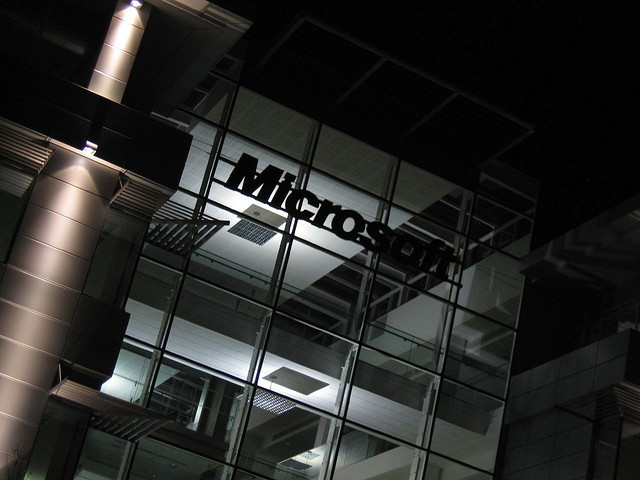مايكروسوفت تعترف بتعرض بعض حساباتها لهجمات إلكترونية