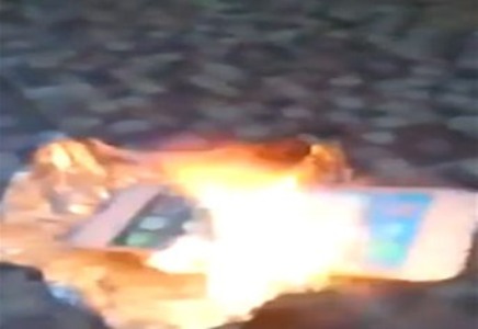 بالفيديو..سعودي غاضب يشعل النار في آيفون 6