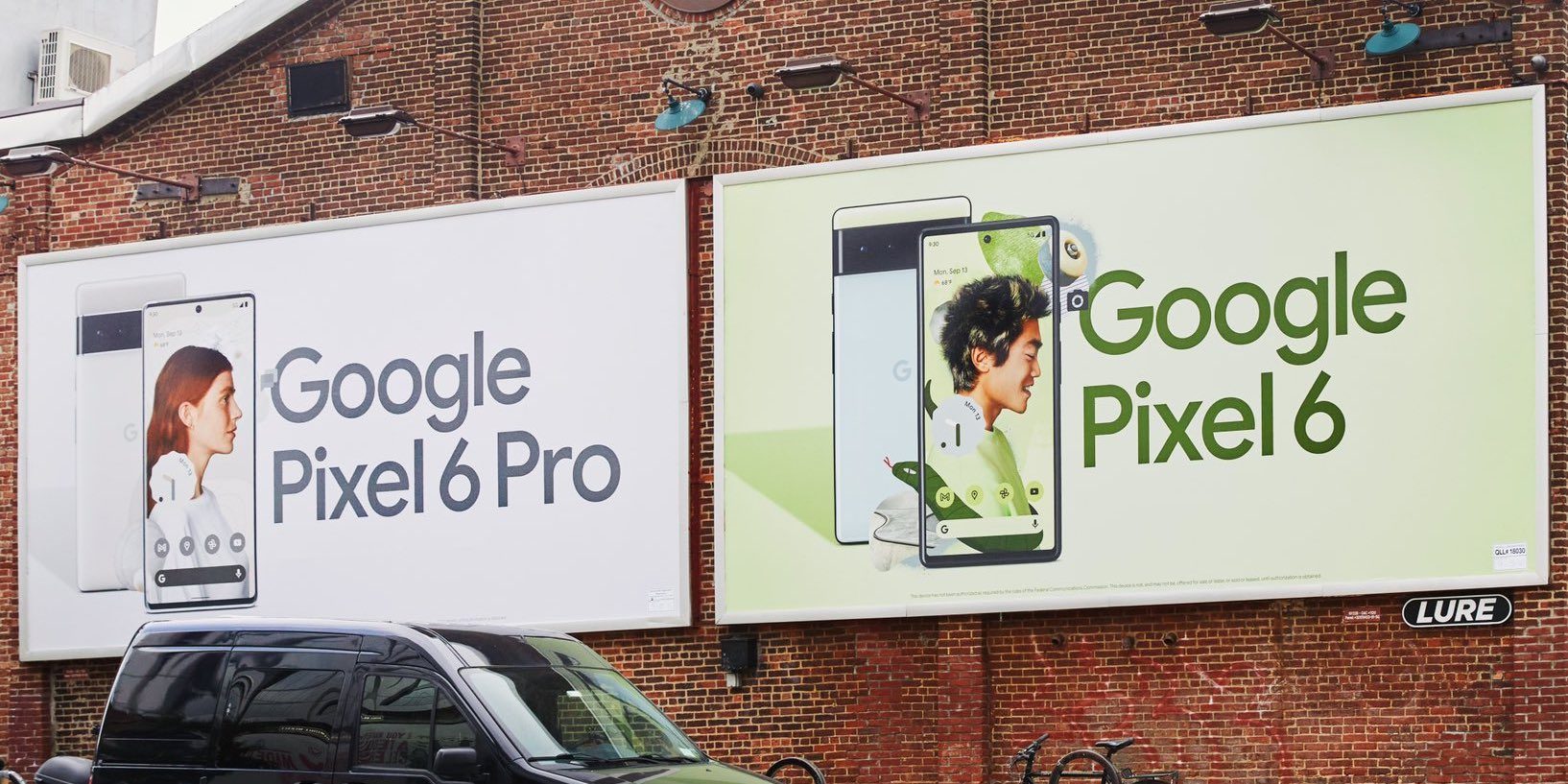 جوجل تبرز تصميم هواتف بيكسل 6 وبيكسل 6 برو في لوحاتها الإعلانية