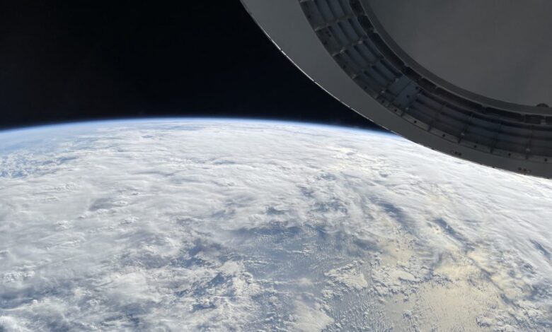 بالصور: فريق من رواد الفضاء يلتقط صور للأرض باستخدام هاتف آيفون