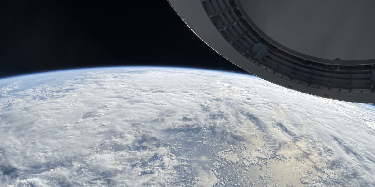 بالصور: فريق من رواد الفضاء يلتقط صور للأرض باستخدام هاتف آيفون