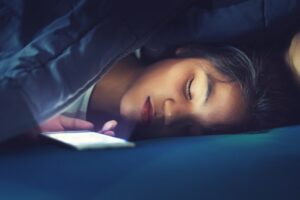 مخاطر استخدام الجوال قبل النوم