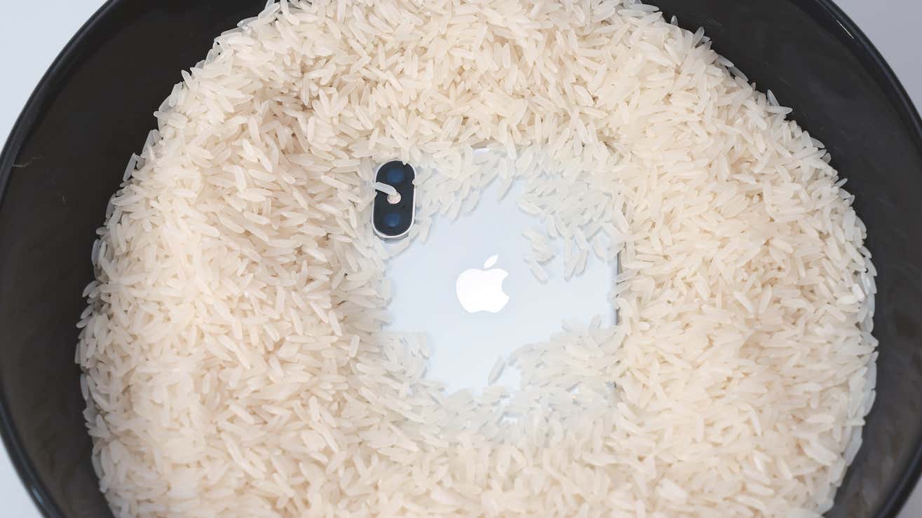 تحذر آبل رسميًا المستخدمين من وضع iPhones الرطبة في الأرز