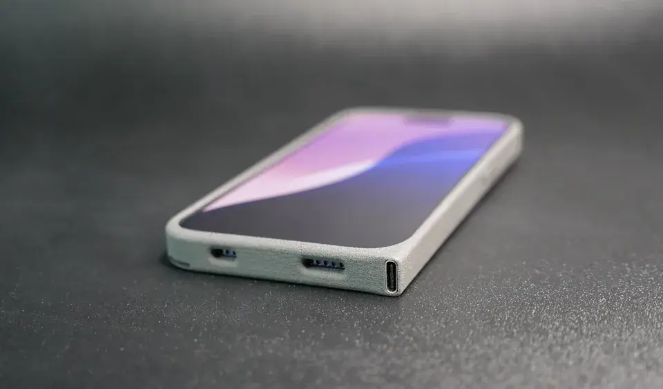 غلاف للآيفون يضيف منفذ USB وميزة الشحن السريع