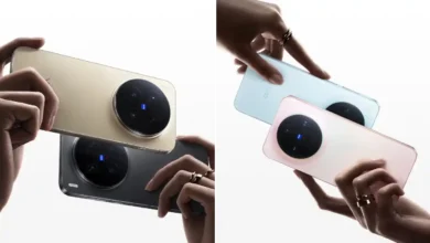 هاتف X300 Pro إلى اليمين وX300 إلى اليسار