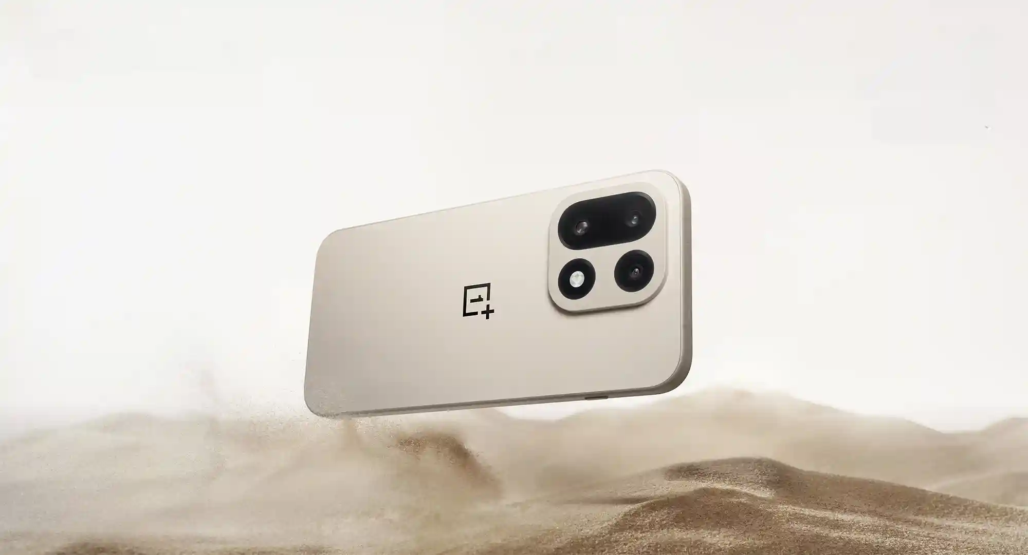 الشركة تضع OnePlus 15 في موقع المنافس المباشر لكل من Galaxy S25 Ultra وآيفون 17 برو ماكس