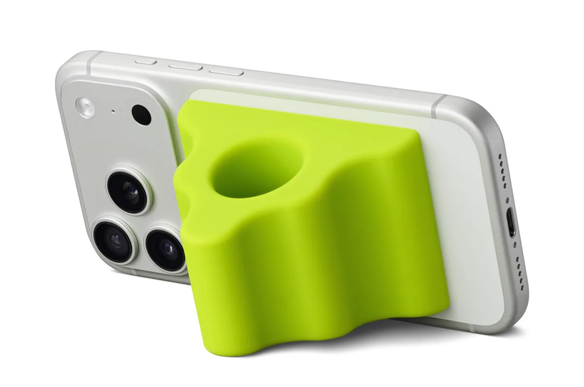 أبل تطلق حاملا للآيفون