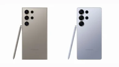 هاتف جالكسي S25 Ultra إلى اليمين وGalaxy S24 Ultra إلى اليسار