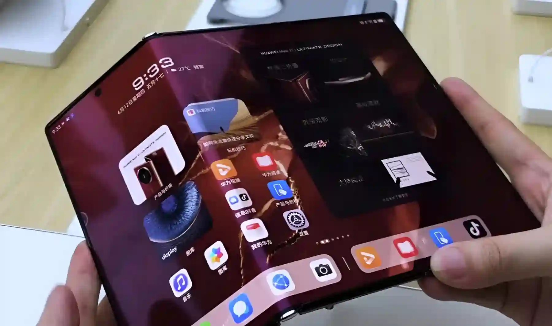 الفيديو أظهر طريقة عمل هاتف سامسونج ثلاثي الطي