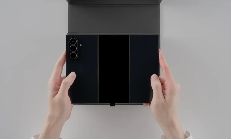 فيديو فتح علبة هاتف Galaxy Z TriFold