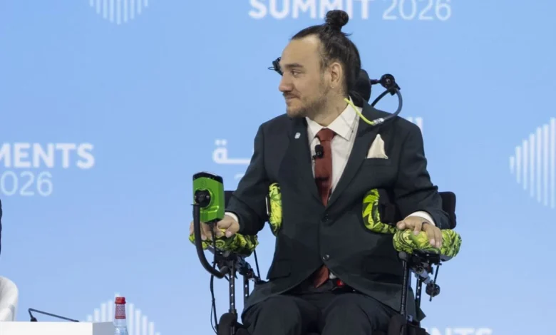 أول شخص في العالم بشريحة في دماغه يتحدث عن تجربته