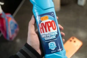 تجربة مجنونة: تغيير لون iPhone 17 Pro من البرتقالي إلى الوردي في المنزل