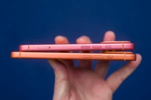 تجربة مجنونة: تغيير لون iPhone 17 Pro من البرتقالي إلى الوردي في المنزل