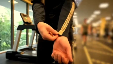 ملابسك أصبحت طبيبك: قميص ذكي يراقب ضغط الدم دون بطارية