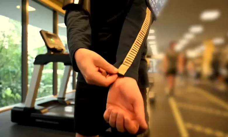 ملابسك أصبحت طبيبك: قميص ذكي يراقب ضغط الدم دون بطارية