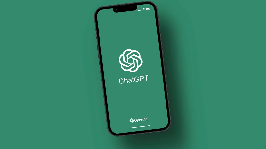 كل ما نعرفه عن هاتف OpenAI الغامض منافس الآيفون